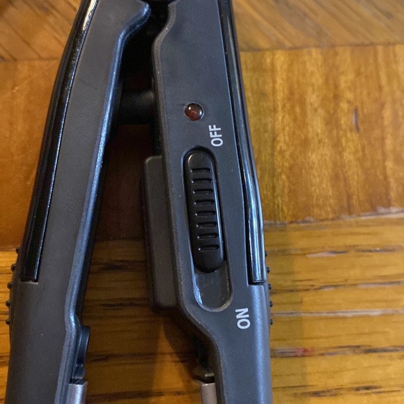 Conair mini pro 1/2 inch ceramic straightener - Picture 4 of 8